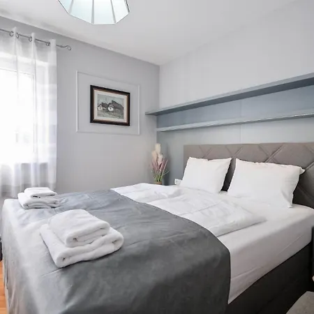 Maris With Sea View شقة *